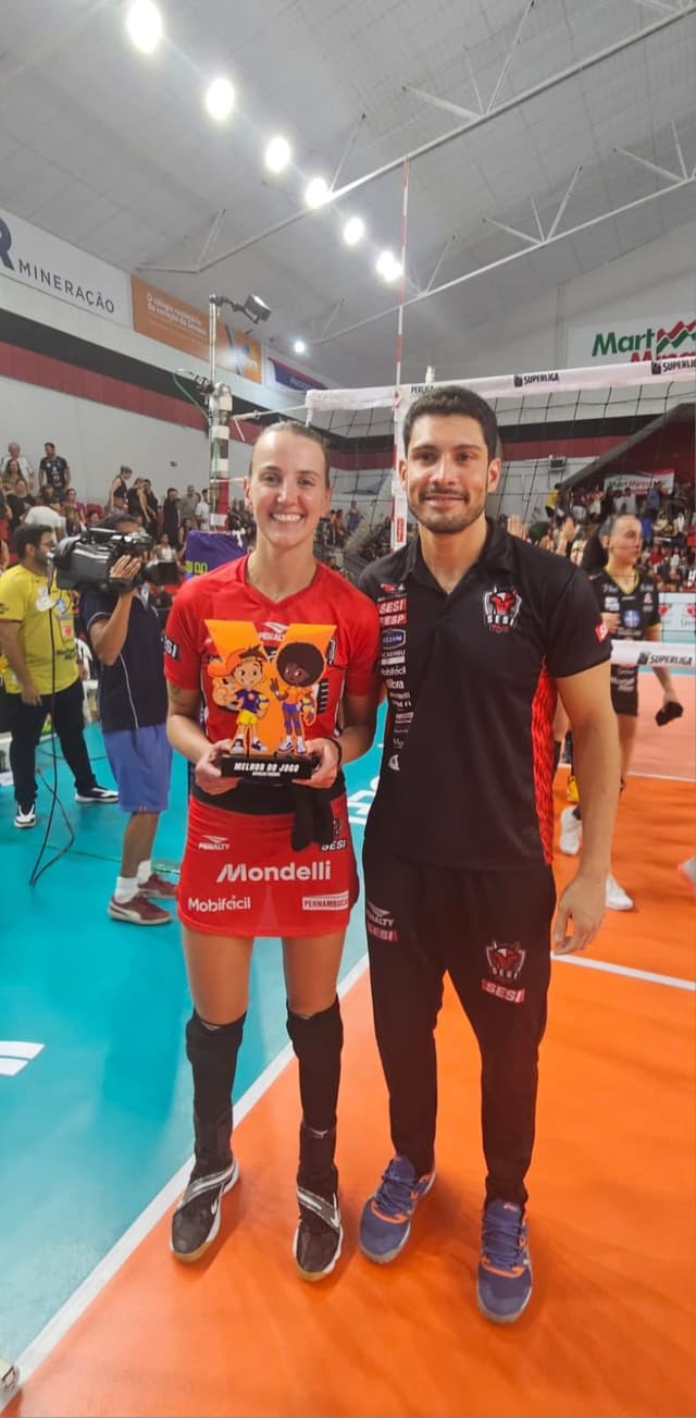 Com show de Kasiely nos bloqueios, Sesi Vôlei Bauru vence Batavo Mackenzie por 3 sets a 0