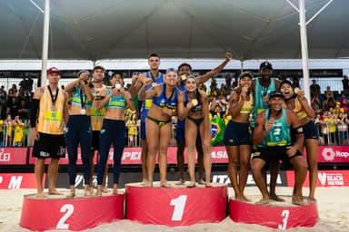 Carol Solberg e Rebecca são campeãs da etapa Elite de Itapema do Circuito Mundial de Vôlei de Praia