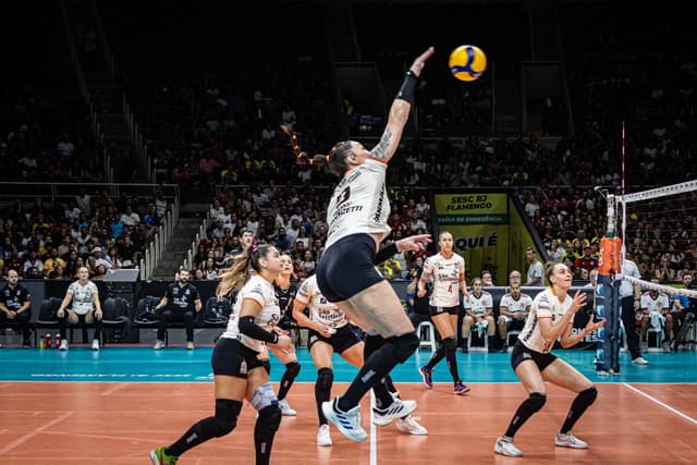 Osasco São Cristóvão Saúde bate o Sesc Flamengo e avança à semifinal da Superliga Feminina 24/25