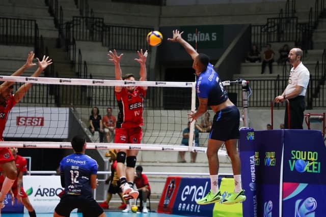Suzano Vôlei volta a vencer Sesi em Bauru e chega ao G4 da Superliga