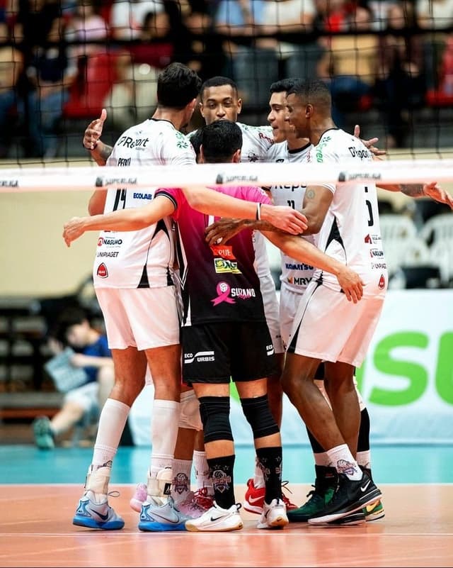 Suzano supera Joinville Vôlei em Santa Catarina e volta a vencer na Superliga