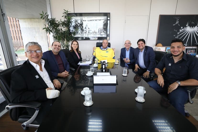 No DF, Radamés Lattari, presidente da CBV, recebe candidatura de Brasília para sediar etapas da Liga das Nações, do Circuito Mundial e do CBVP em 2026