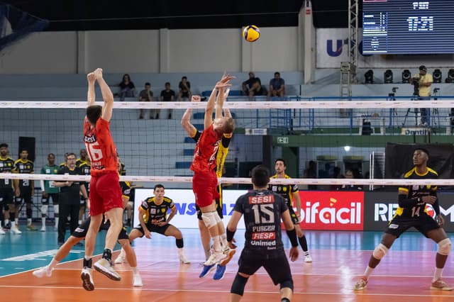 Sesi Bauru encara Praia Clube em confronto direto pelo G4 da Superliga 2024-2025 Drag