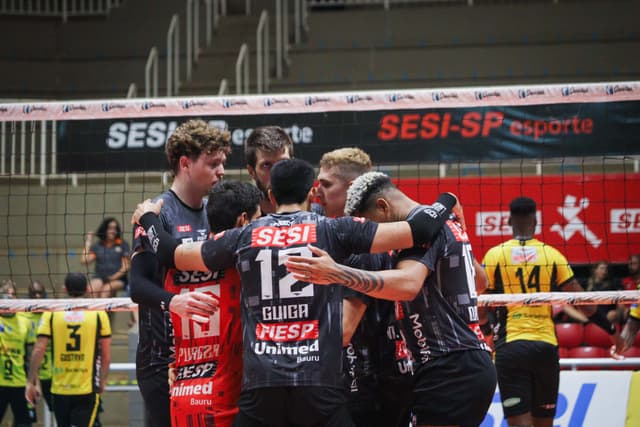 Sesi Bauru domina Praia Clube e sobe para G4 da Superliga