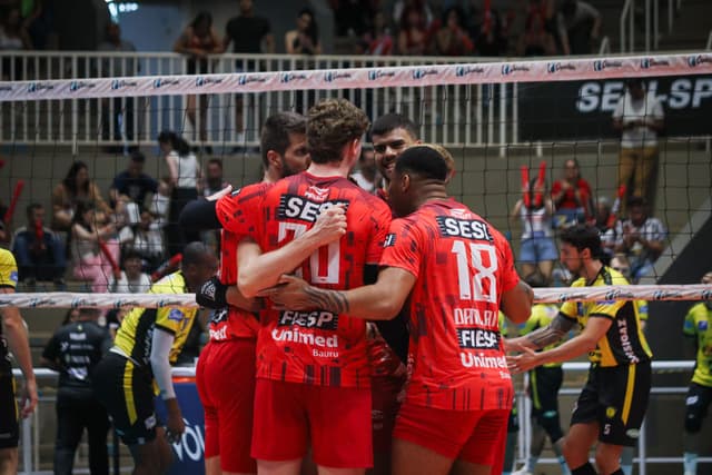 Sesi Bauru duela com Praia Clube fora de casa por vaga na semifinal