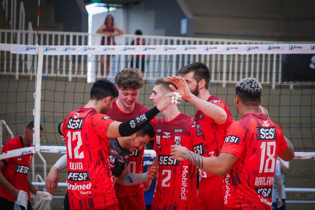 Buscando G4, Sesi Bauru enfrenta Vedacit Vôlei Guarulhos na Superliga