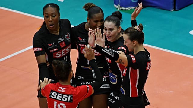 Com bloqueios decisivos na reta final, Sesi Vôlei Bauru vence Fluminense na Superliga