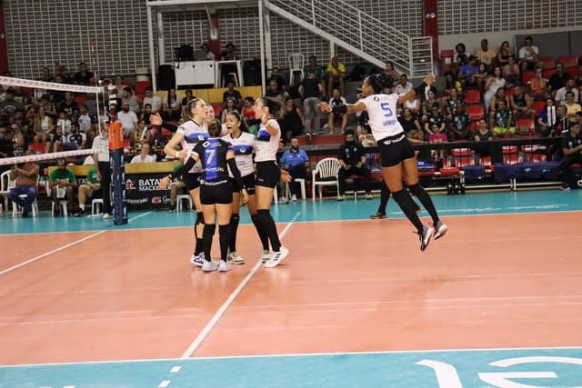 Pinheiros vence Mackenzie no tie-break e segue vivo na Superliga