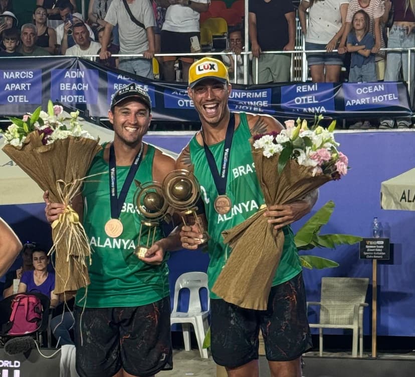 George e Saymon ficam com o bronze em etapa do Circuito Mundial de vôlei de praia na Turquia
