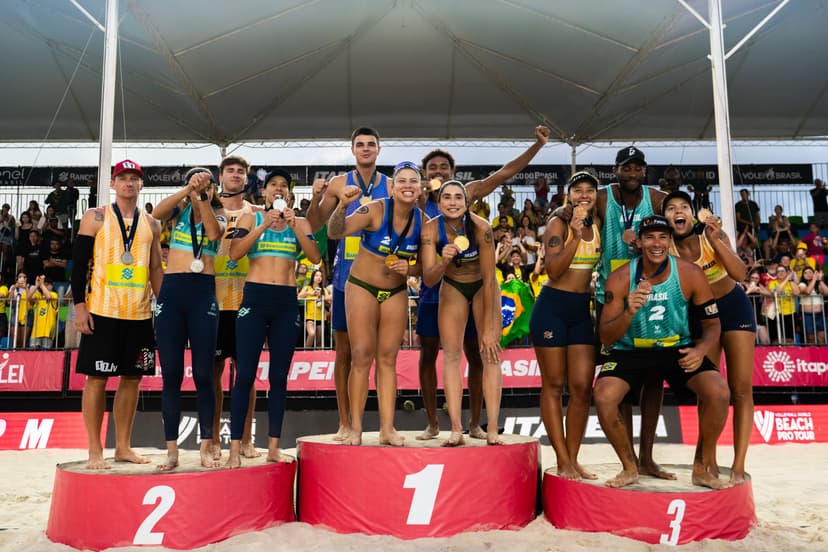 Carol Solberg e Rebecca são campeãs da etapa Elite de Itapema do Circuito Mundial de Vôlei de Praia